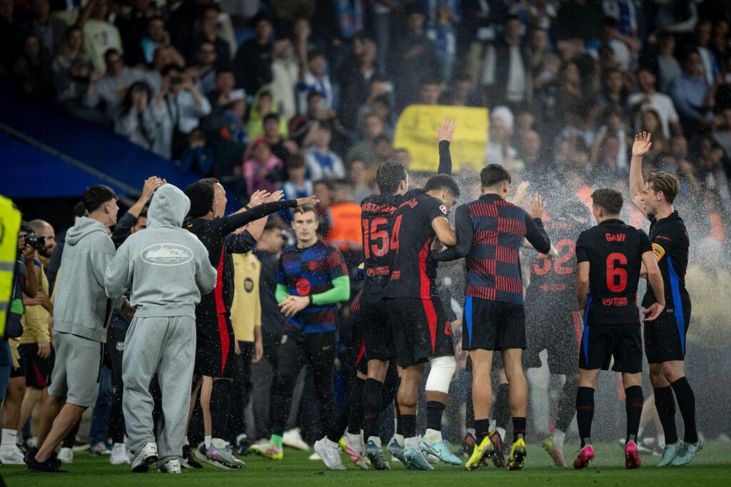Aspersoare şi scandal pe teren, după ce Barcelona a luat titlul! Reacţia de mare antrenor a lui Hansi Flick