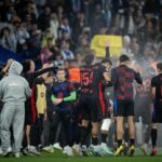 Aspersoare şi scandal pe teren, după ce Barcelona a luat titlul! Reacţia de mare antrenor a lui Hansi Flick
