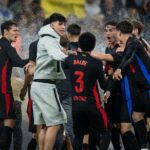 Aspersoare şi scandal pe teren, după ce Barcelona a luat titlul! Reacţia de mare antrenor a lui Hansi Flick