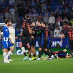 Aspersoare şi scandal pe teren, după ce Barcelona a luat titlul! Reacţia de mare antrenor a lui Hansi Flick
