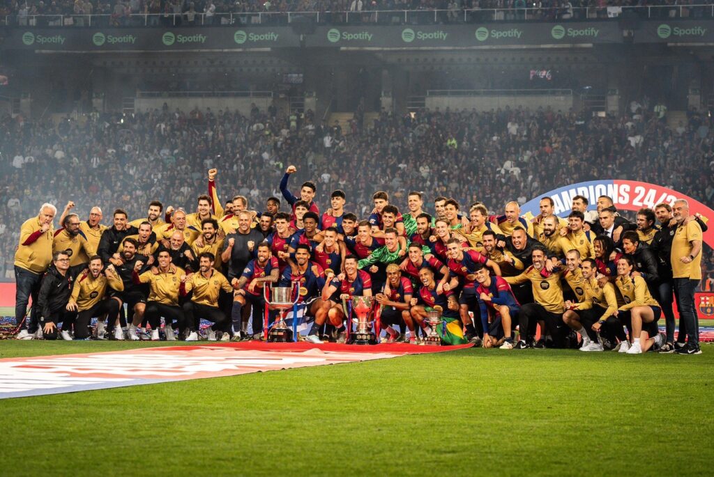 Barcelona a primit trofeul de campioană! Catalanii au dat startul petrecerii după înfrângerea cu Villarreal