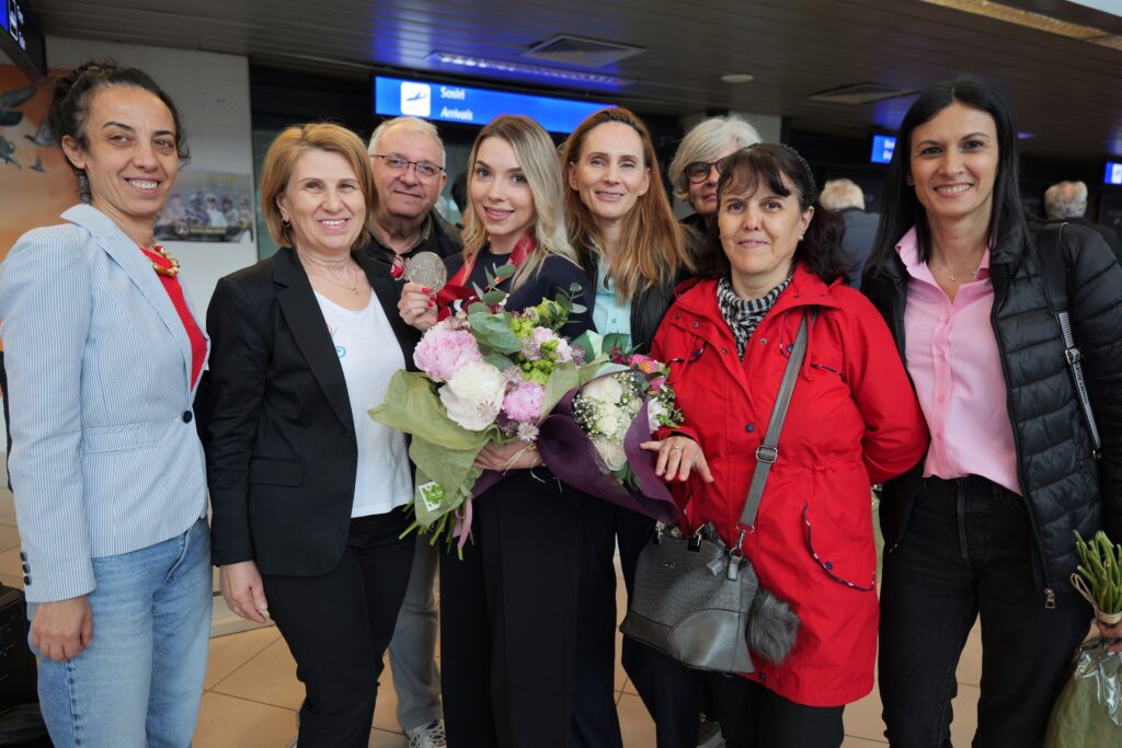 Vicecampioana mondială Bernadette Szocs, aşteptată cu flori la aeroport: „Am făcut istorie, sunt mândră”