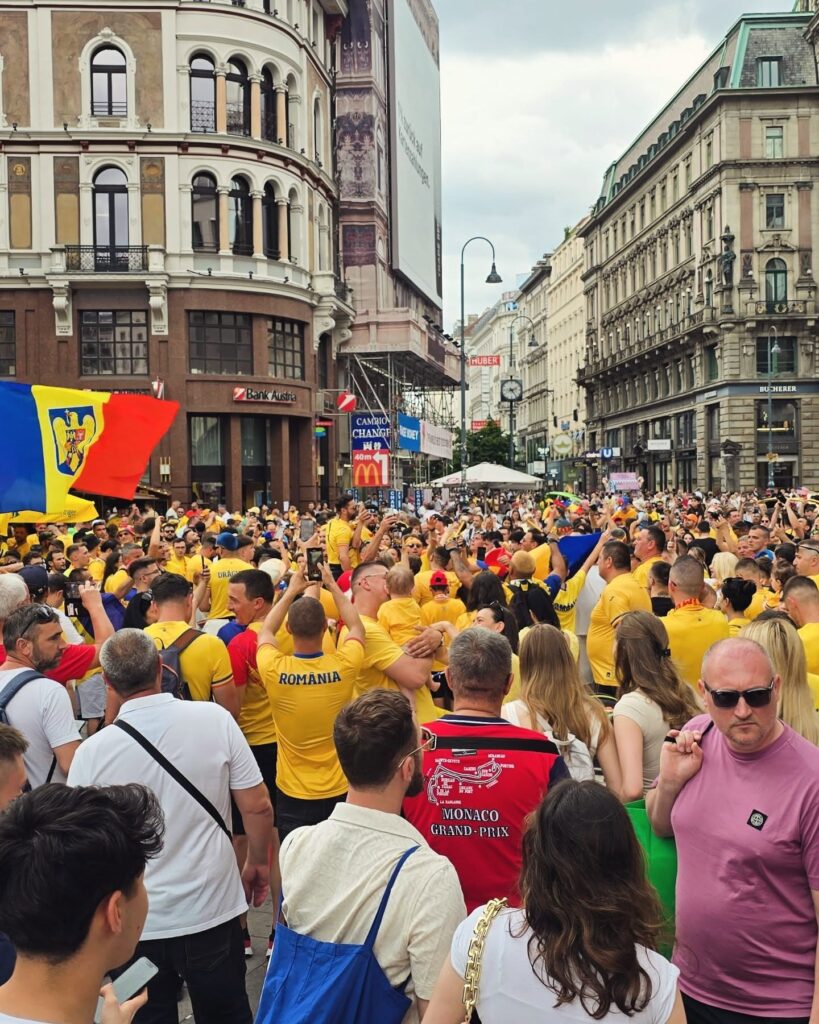 Zidul galben a „ocupat” centrul Vienei! Imagini de senzaţie cu fanii noştri înainte de Austria – România!