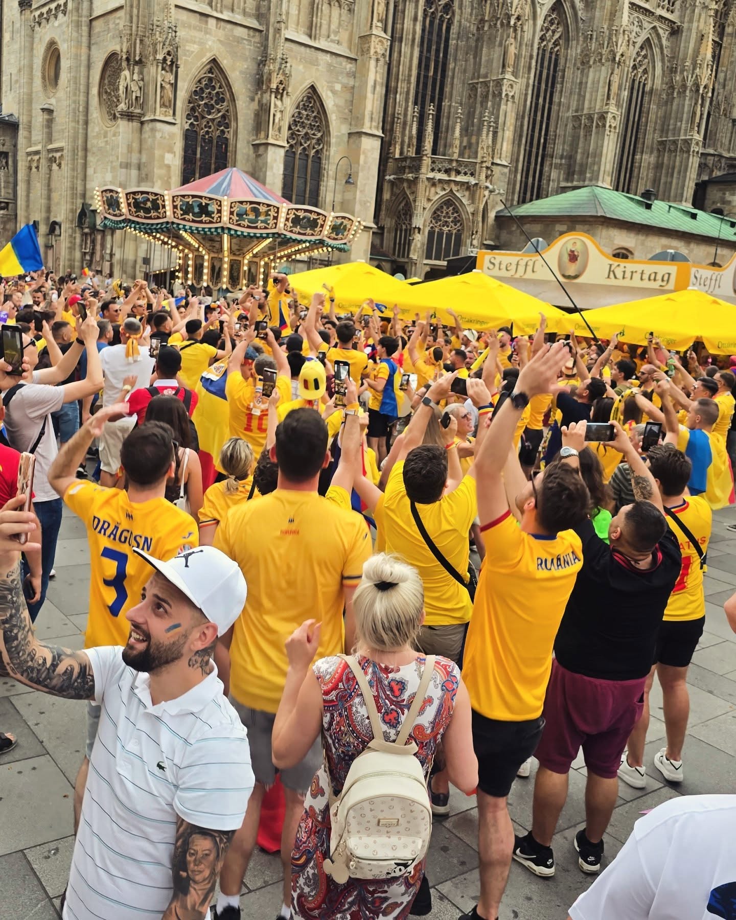 Zidul galben a „ocupat” centrul Vienei! Imagini de senzaţie cu fanii noştri înainte de Austria – România!