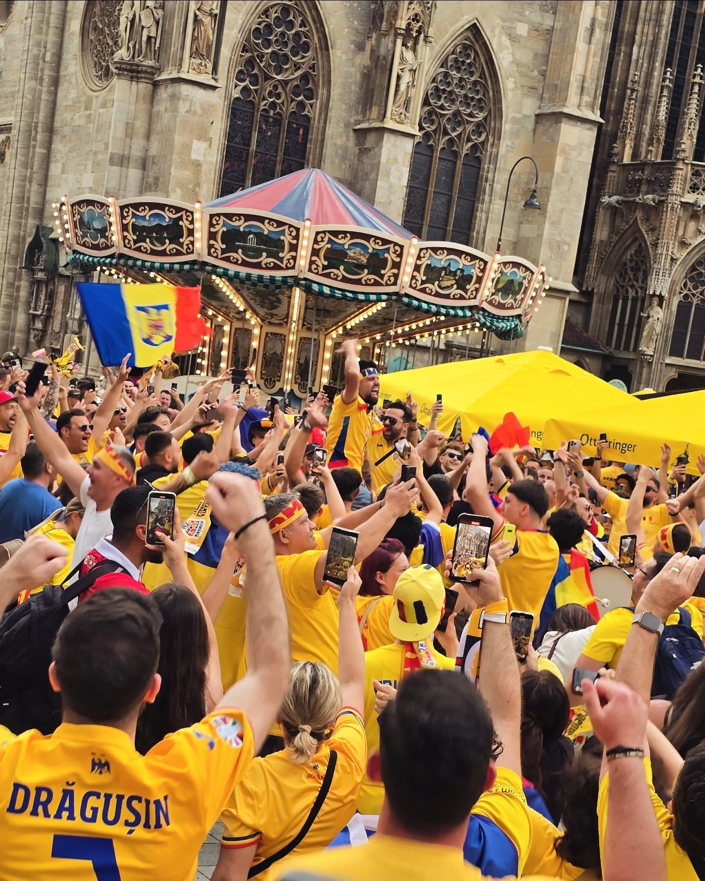 Zidul galben a „ocupat” centrul Vienei! Imagini de senzaţie cu fanii noştri înainte de Austria – România!
