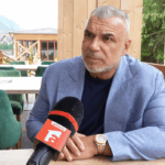 Cosmin Olăroiu, în timpul unui interviu.