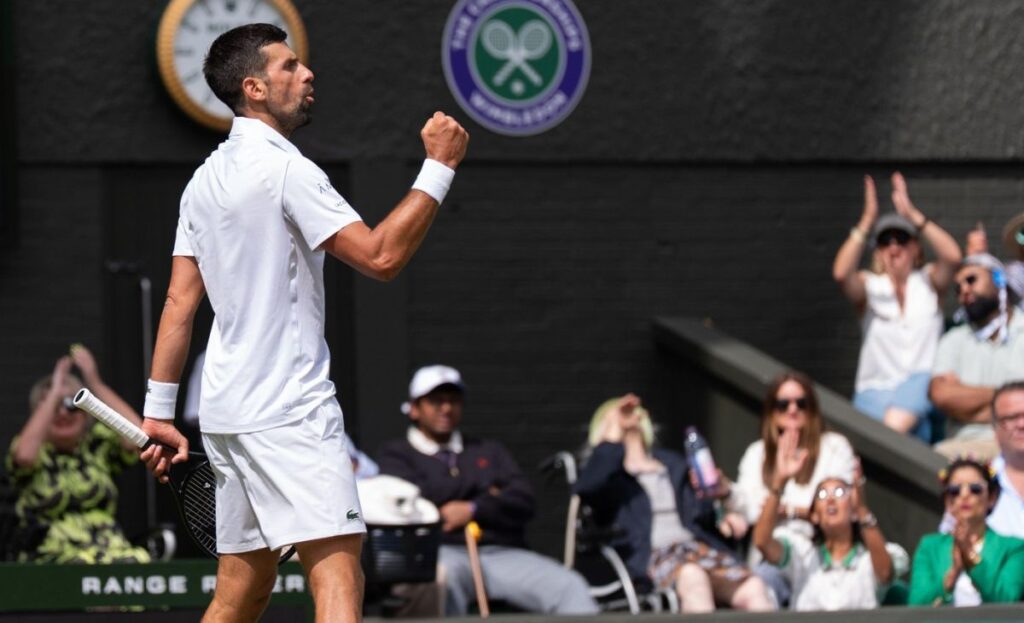 Novak Djokovic s-a calificat în sferturi la Wimbledon, sub privirile lui Roger Federer: „M-am inspirat de la el”