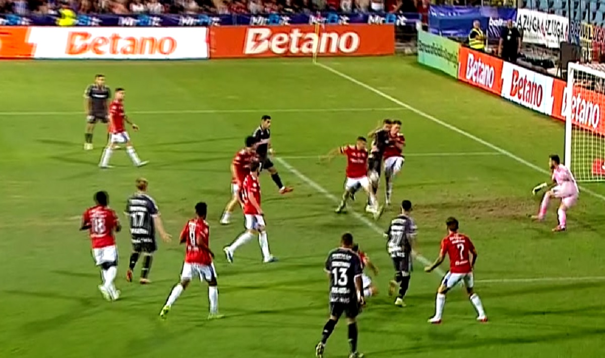 Fază controversată în Oţelul – Rapid. Giuleştenii au cerut penalty după un posibil henţ