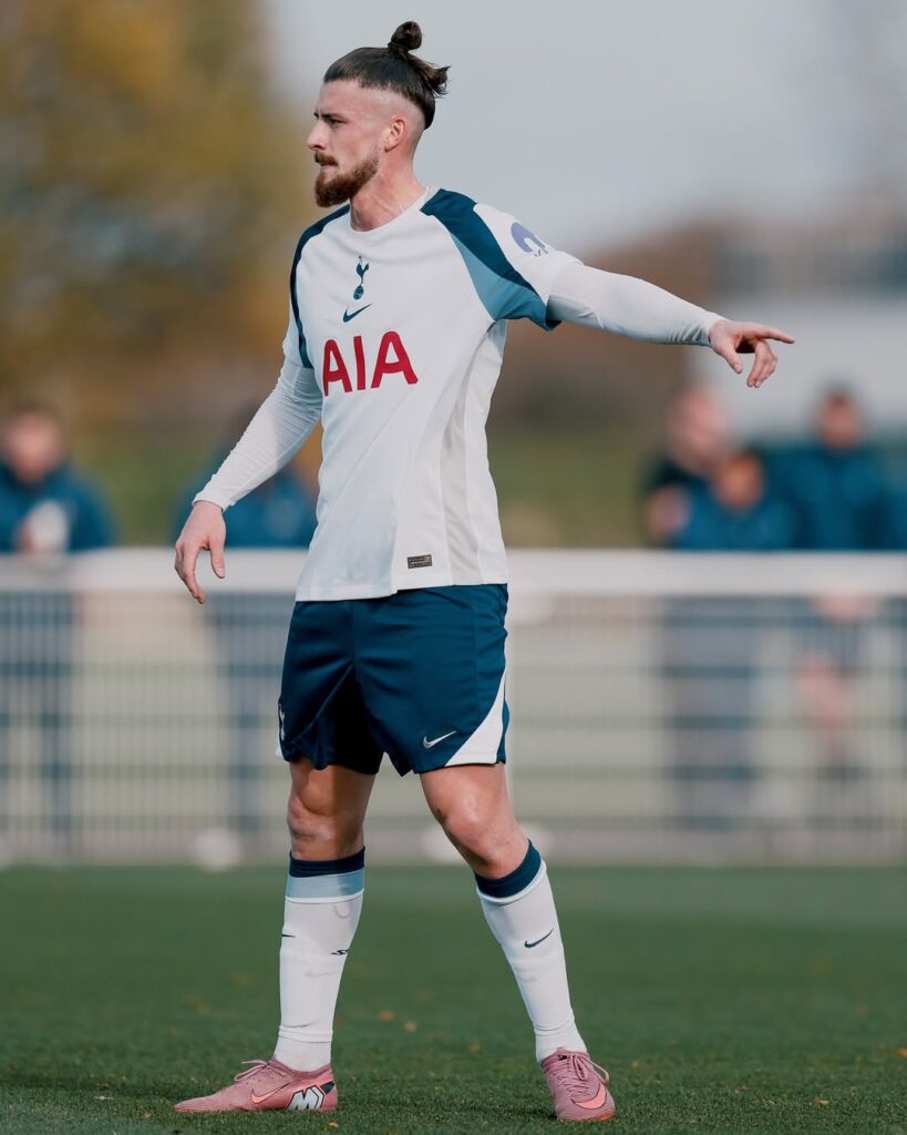 Radu Drăguşin a revenit pe teren la Tottenham! Partida în care a jucat o repriză