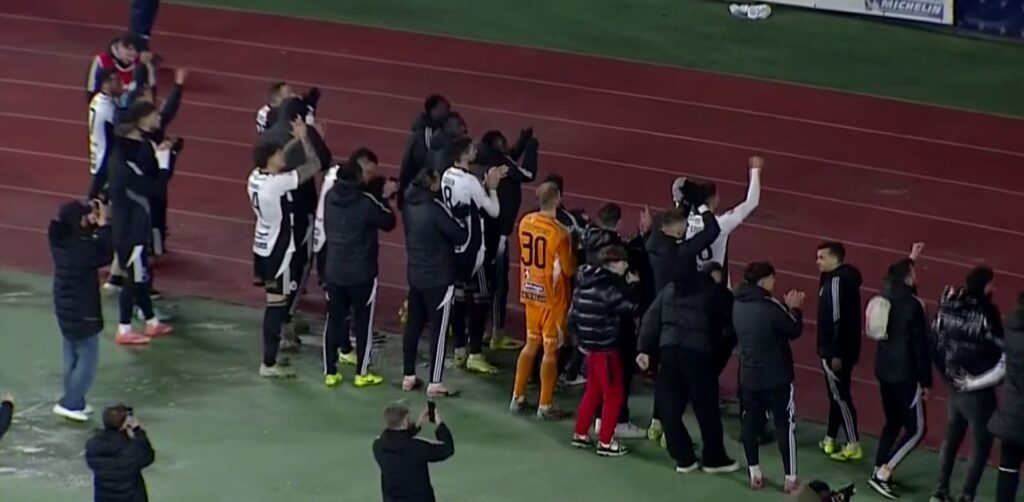 „Nebunie” pe Cluj Arena după calificarea lui U în play-off! Jucătorii lui Bergodi au sărbătorit cu fanii