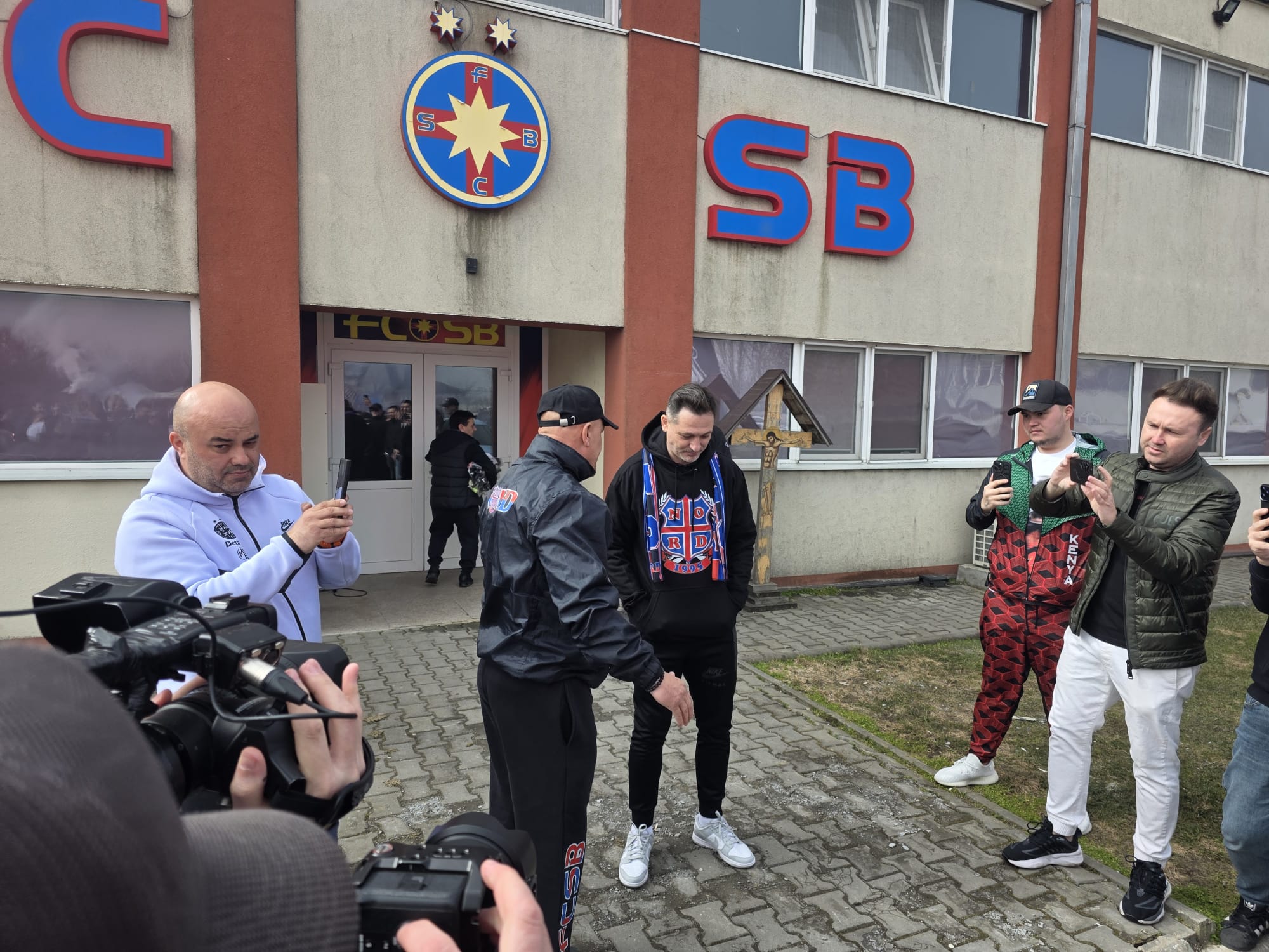 Mirel Rădoi, discurs în faţa fanilor FCSB. Primire emoţionantă cu torţe şi cântece la baza FCSB