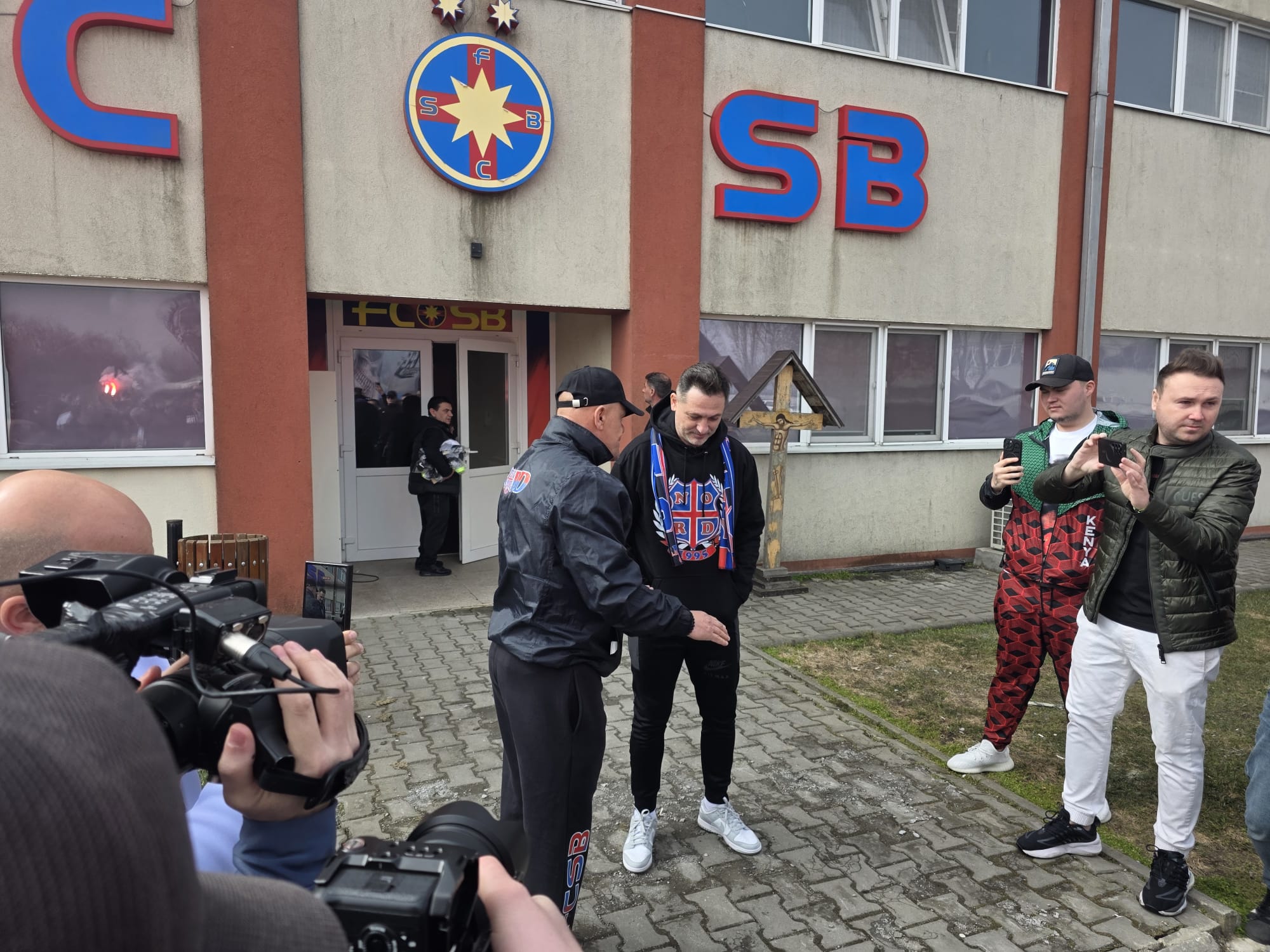 Mirel Rădoi, discurs în faţa fanilor FCSB. Primire emoţionantă cu torţe şi cântece la baza FCSB