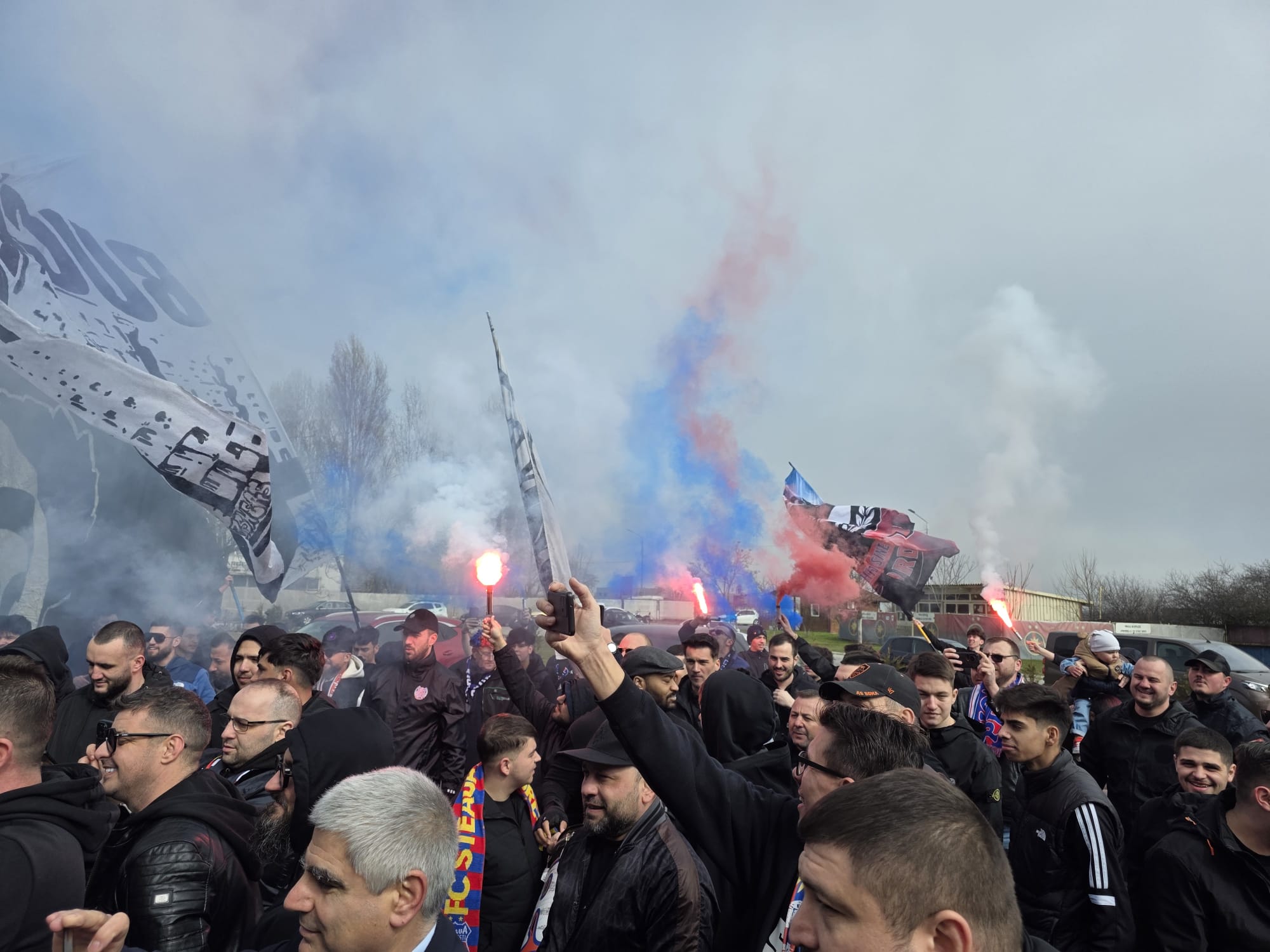 Mirel Rădoi, discurs în faţa fanilor FCSB. Primire emoţionantă cu torţe şi cântece la baza FCSB