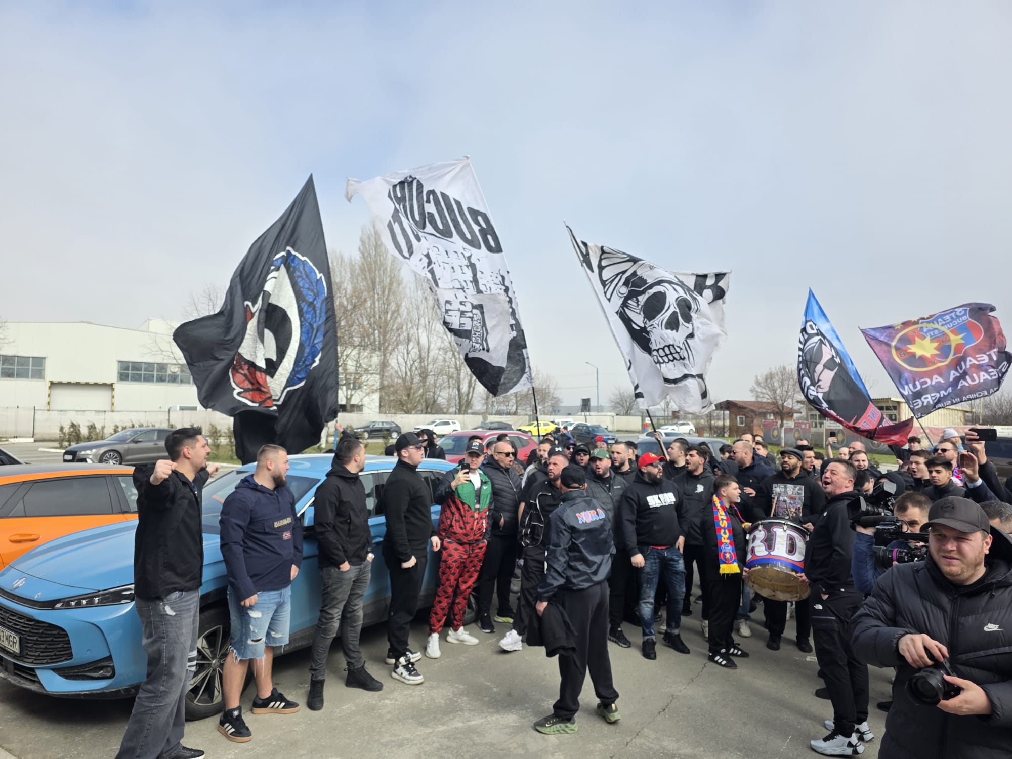 Mirel Rădoi, discurs în faţa fanilor FCSB. Primire emoţionantă cu torţe şi cântece la baza FCSB