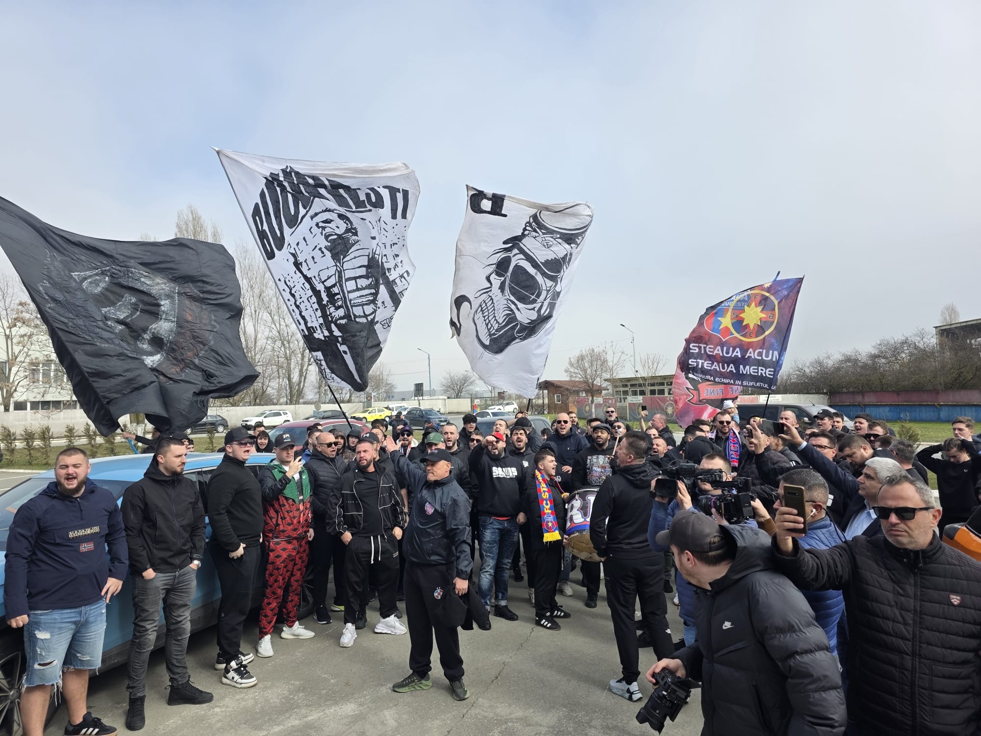 Mirel Rădoi, discurs în faţa fanilor FCSB. Primire emoţionantă cu torţe şi cântece la baza FCSB