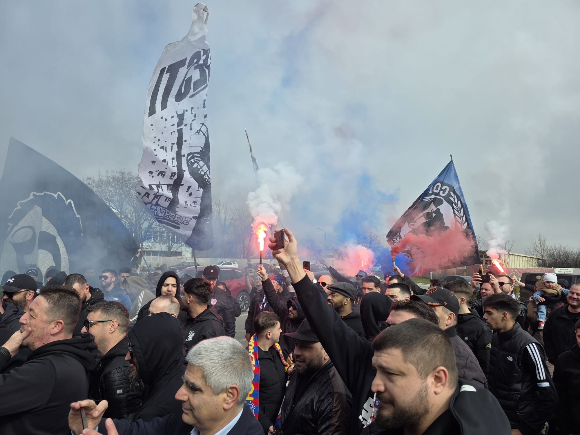 Mirel Rădoi, discurs în faţa fanilor FCSB. Primire emoţionantă cu torţe şi cântece la baza FCSB