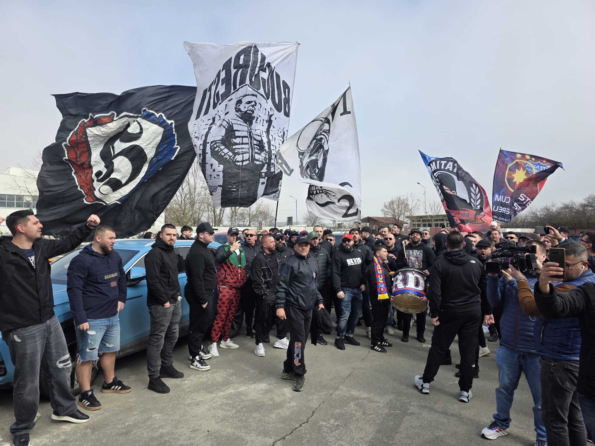 Mirel Rădoi, discurs în faţa fanilor FCSB. Primire emoţionantă cu torţe şi cântece la baza FCSB
