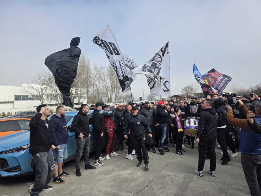 Mirel Rădoi, discurs în faţa fanilor FCSB. Primire emoţionantă cu torţe şi cântece la baza FCSB