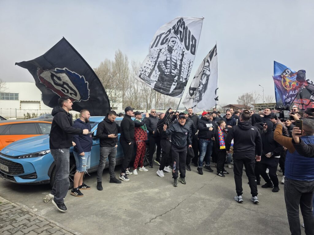 Mirel Rădoi, discurs în faţa fanilor FCSB. Primire emoţionantă cu torţe şi cântece la baza FCSB