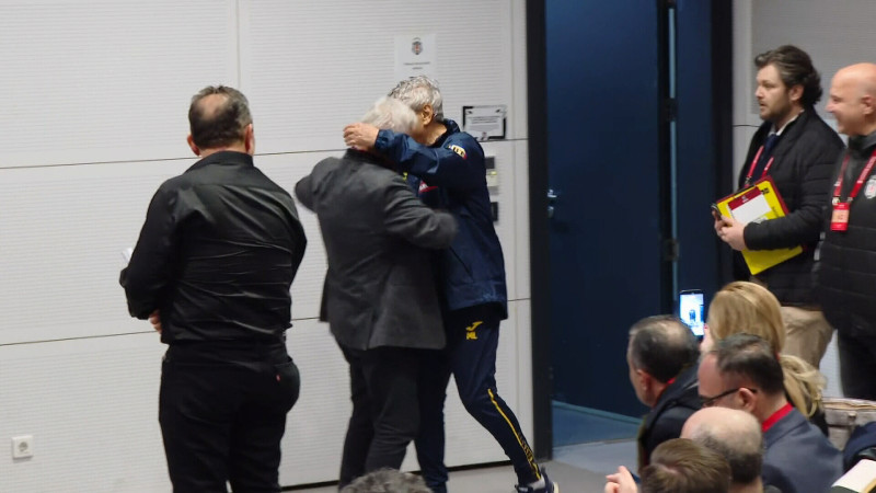 Turcii i-au pupat mâna lui Mircea Lucescu. Primit regeşte la conferinţa de presă