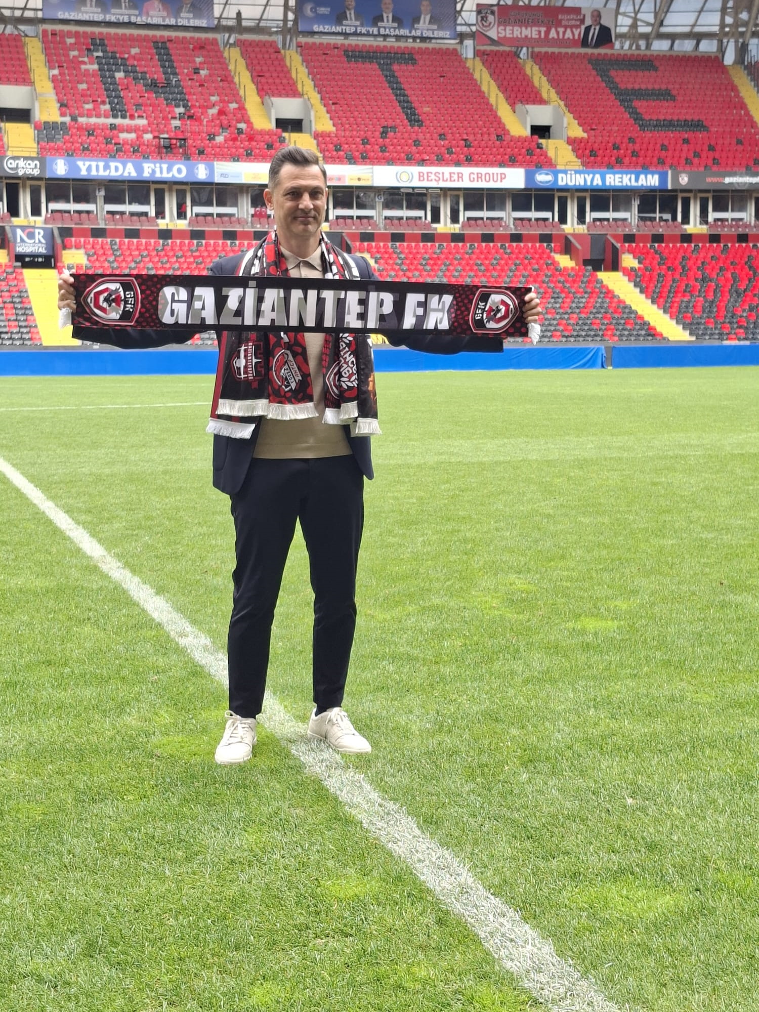 Oficial! Rădoi a semnat cu Gaziantep. Moment fără precedent la conferință: „Vă mulțumesc pentru Lucescu”