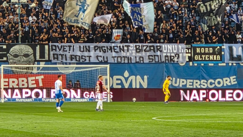 Mesaje rasiste afişate de suporterii Craiovei la meciul cu Rapid