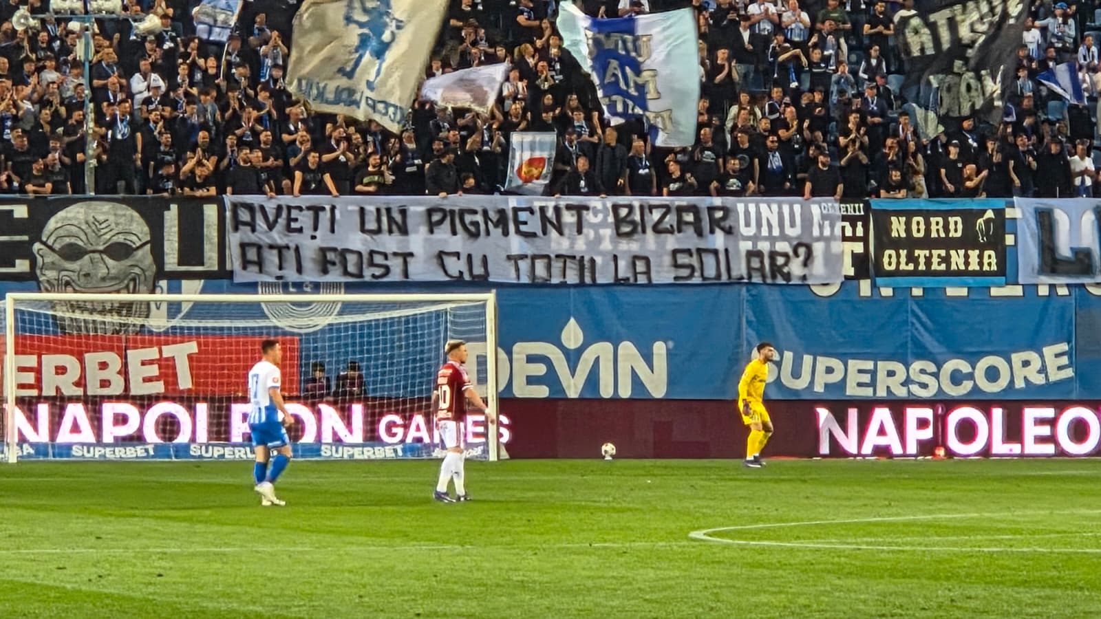 Mesaje rasiste afişate de suporterii Craiovei la meciul cu Rapid