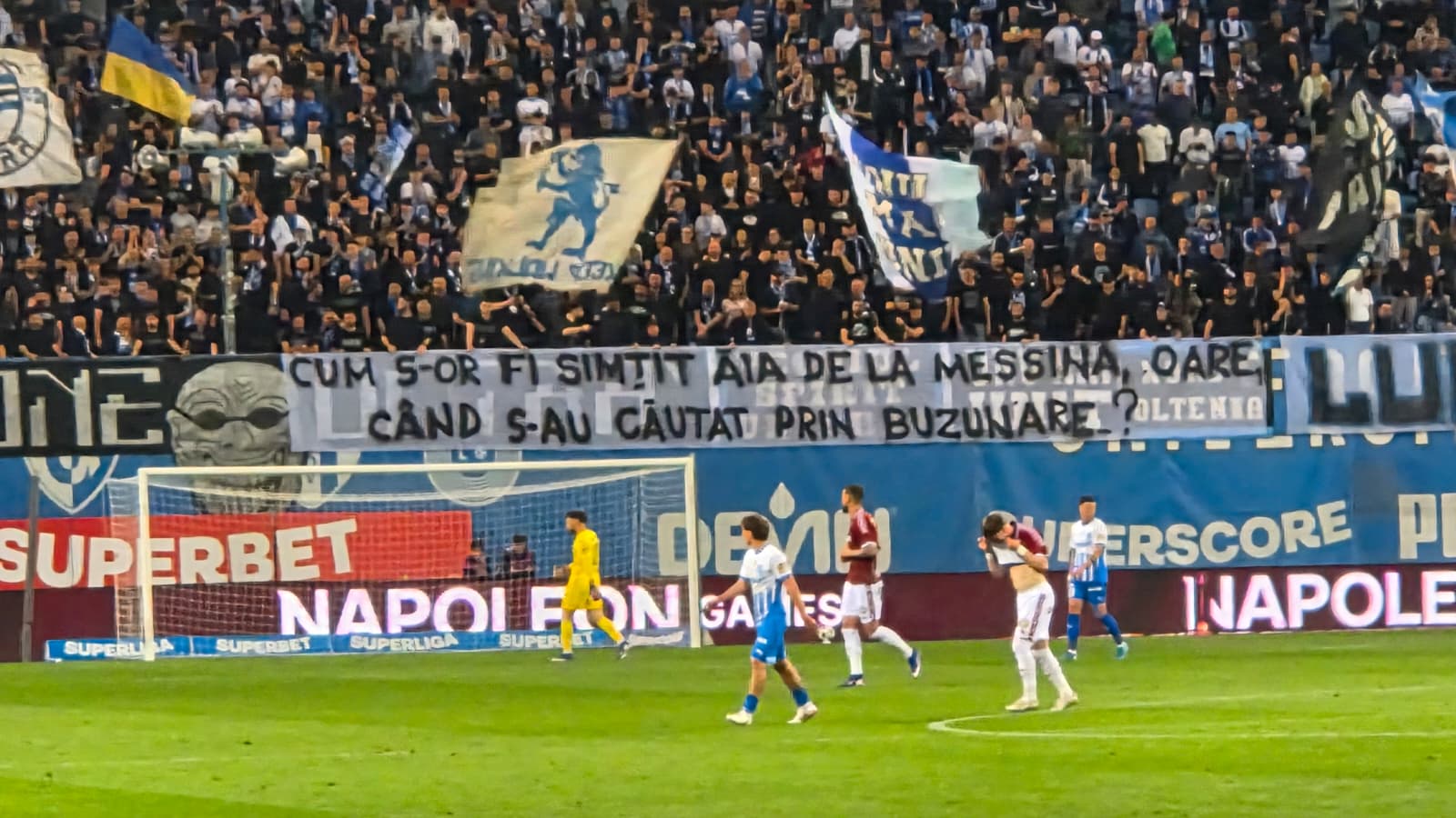 Mesaje rasiste afişate de suporterii Craiovei la meciul cu Rapid