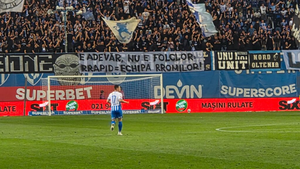 Mesaje rasiste afişate de suporterii Craiovei la meciul cu Rapid