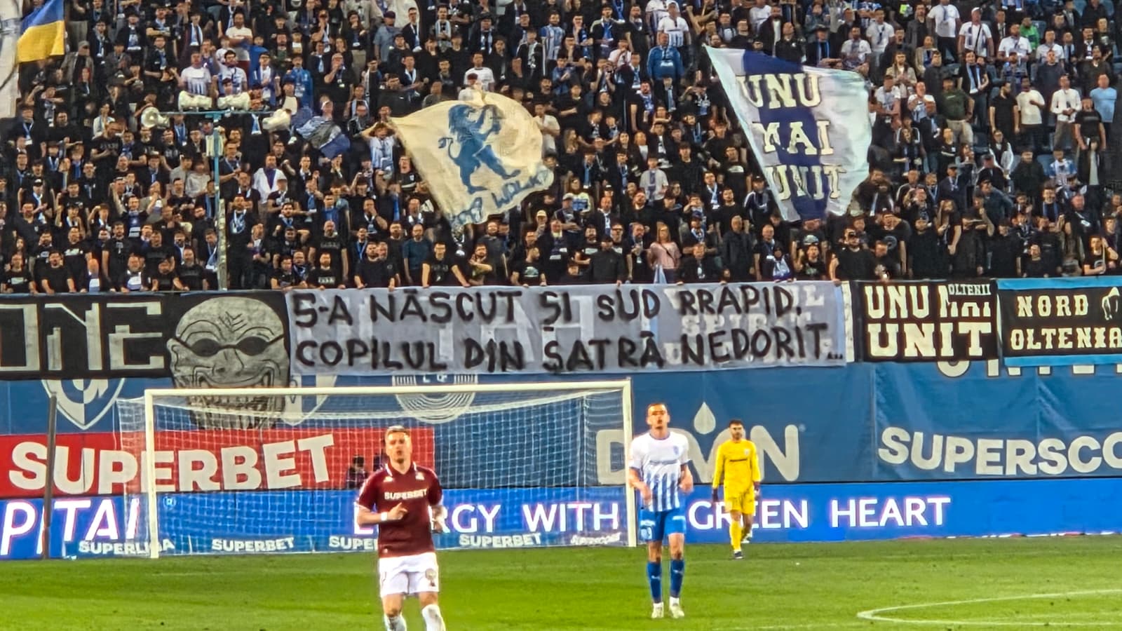 Mesaje rasiste afişate de suporterii Craiovei la meciul cu Rapid