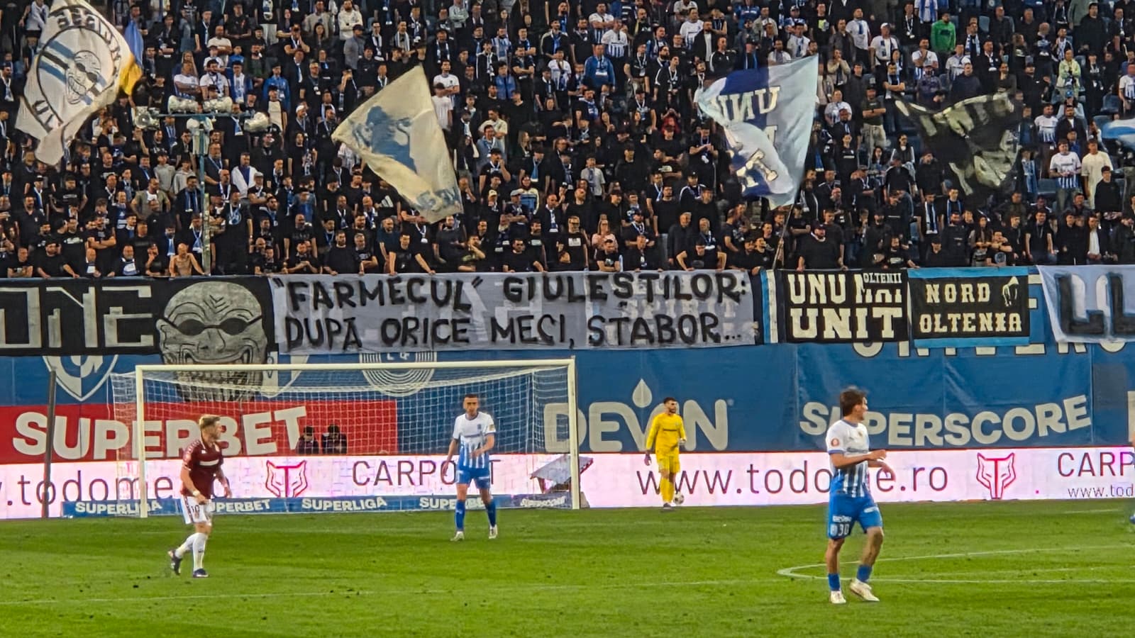 Mesaje rasiste afişate de suporterii Craiovei la meciul cu Rapid