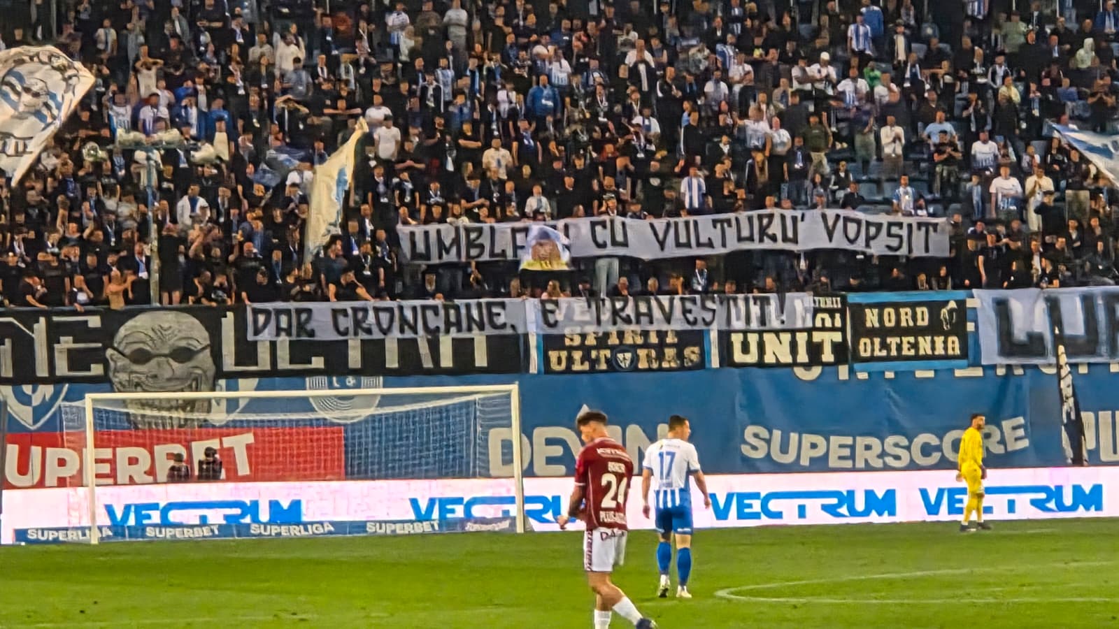 Mesaje rasiste afişate de suporterii Craiovei la meciul cu Rapid