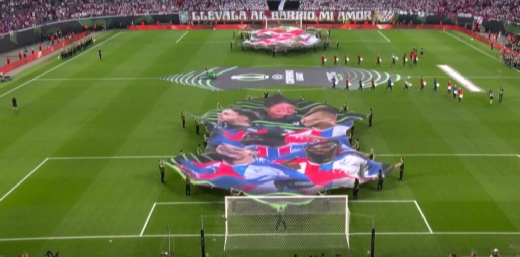Atmosferă de senzaţie la finala Conference League, în care joacă românul Andrei Raţiu! Scenografii impresionante