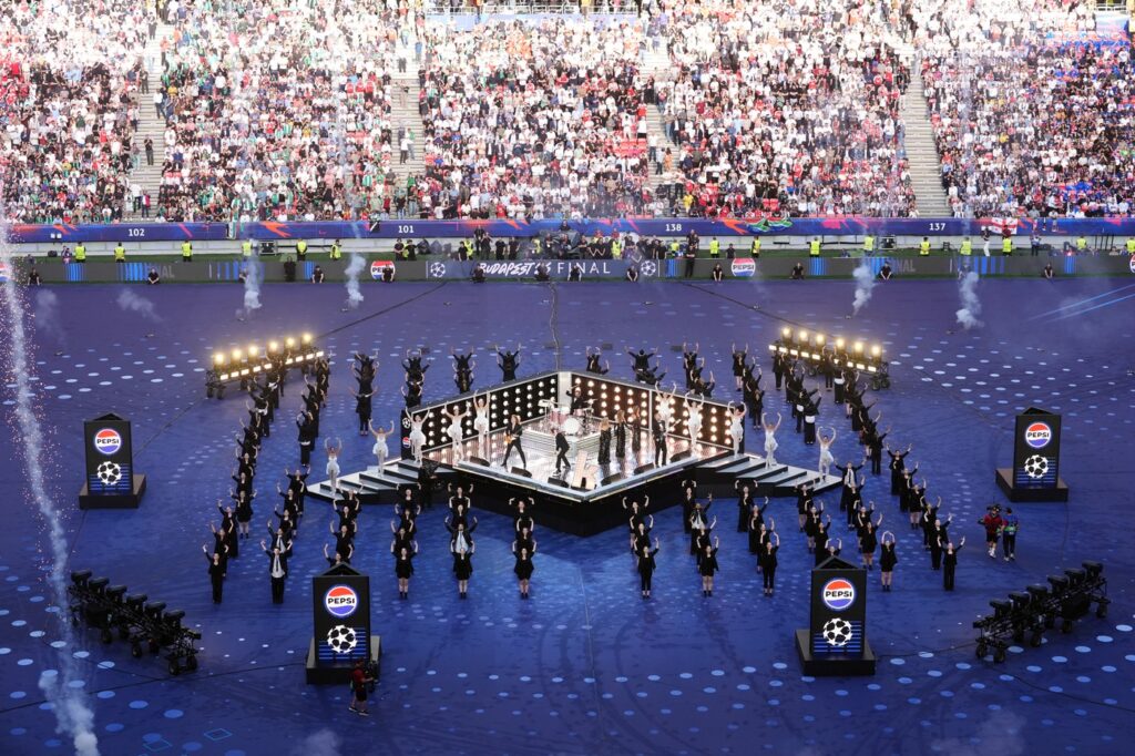 Atmosferă superbă la finala Champions League! Fanii lui PSG şi Arsenal au umplut stadionul din Budapesta