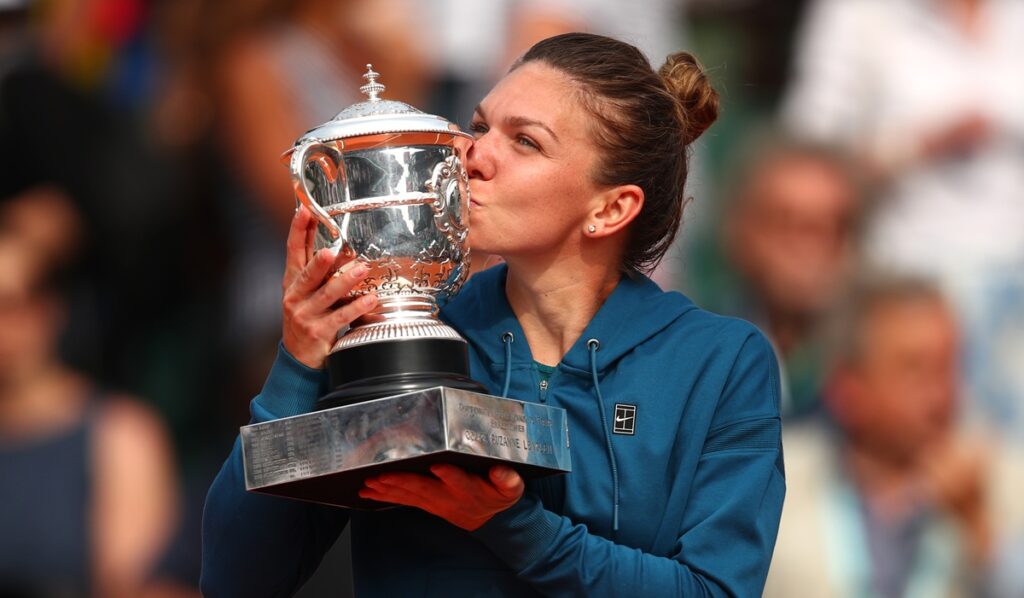 Simona Halep, cu trofeul de la Roland Garros
