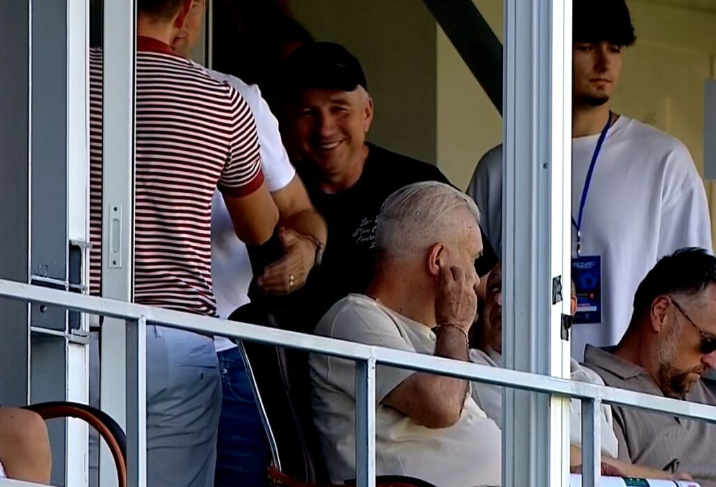 Dan Petrescu, zâmbitor, în tribune, la Voluntari - Botoşani / captura digisport.ro