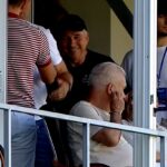 Dan Petrescu, zâmbitor, în tribune, la Voluntari - Botoşani / captura digisport.ro