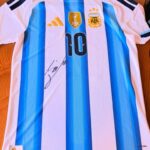 Tricoul lui Lionel Messi, pe care starul argentinian i l-a semnat lui Joao Paulo