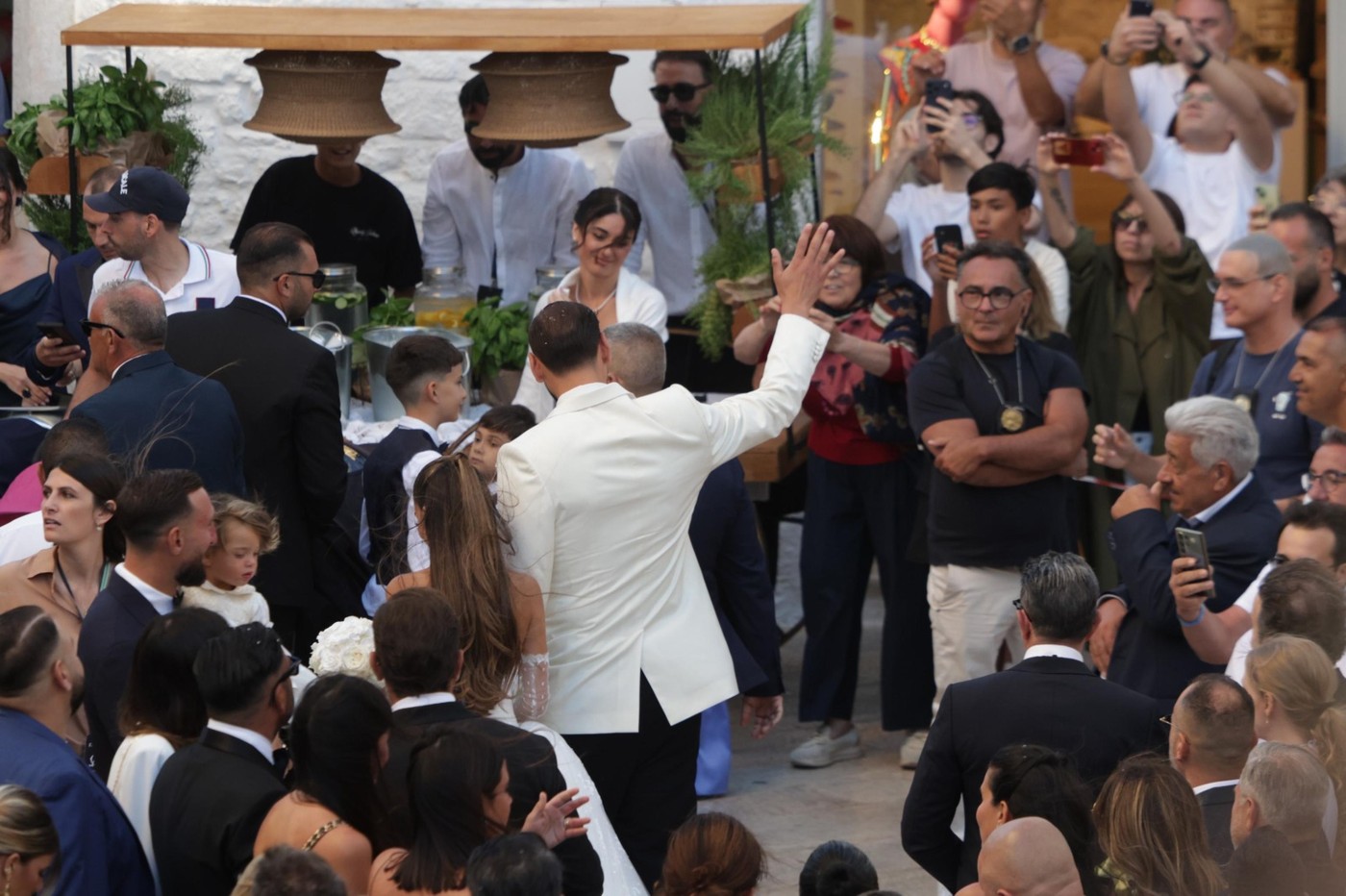 Gafă teribilă la una dintre nunţile anului! A confundat evenimentul fericit cu o înmormântare!