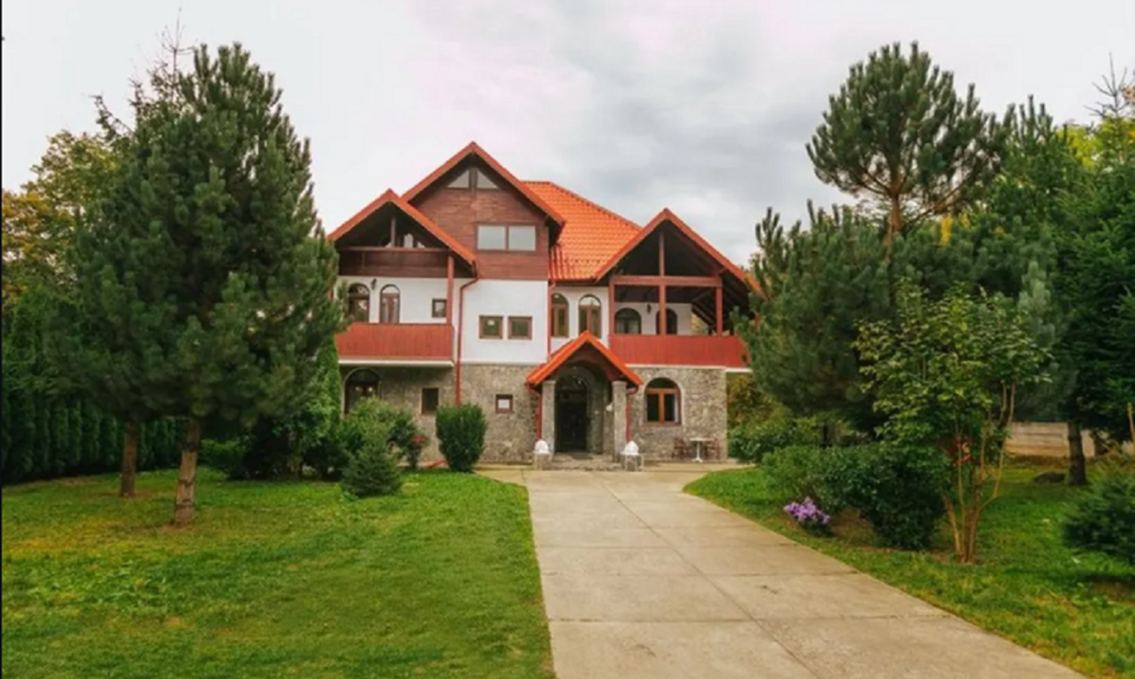 Românul celebru și-a scos conacul la vânzare! Cât cere pentru vila din Sinaia cu 6 camere și 7 băi