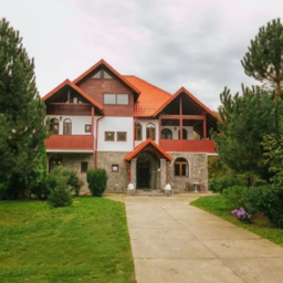 Câți bani cere Cornel Dinu pentru o vilă la Sinaia cu 6 camere și 7 băi