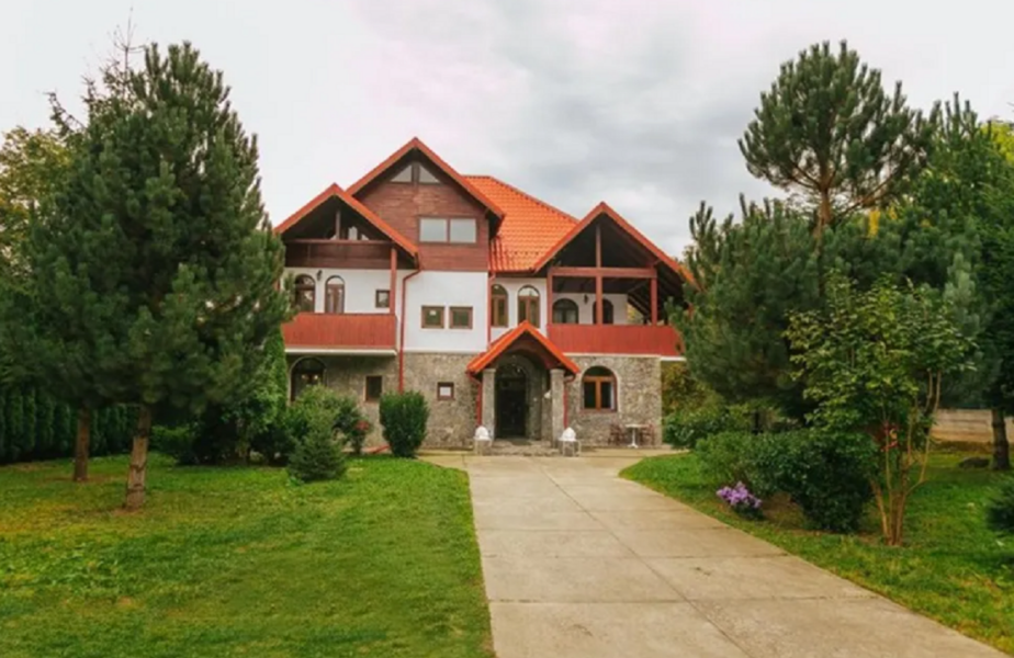 Câți bani cere Cornel Dinu pentru o vilă la Sinaia cu 6 camere și 7 băi