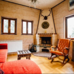 Câți bani cere Cornel Dinu pentru o vilă la Sinaia cu 6 camere și 7 băi