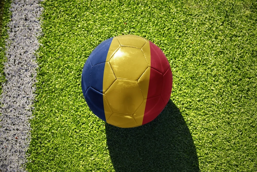 minge cu steagul romaniei pe terenul de fotbal