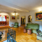 Câți bani cere Cornel Dinu pentru o vilă la Sinaia cu 6 camere și 7 băi