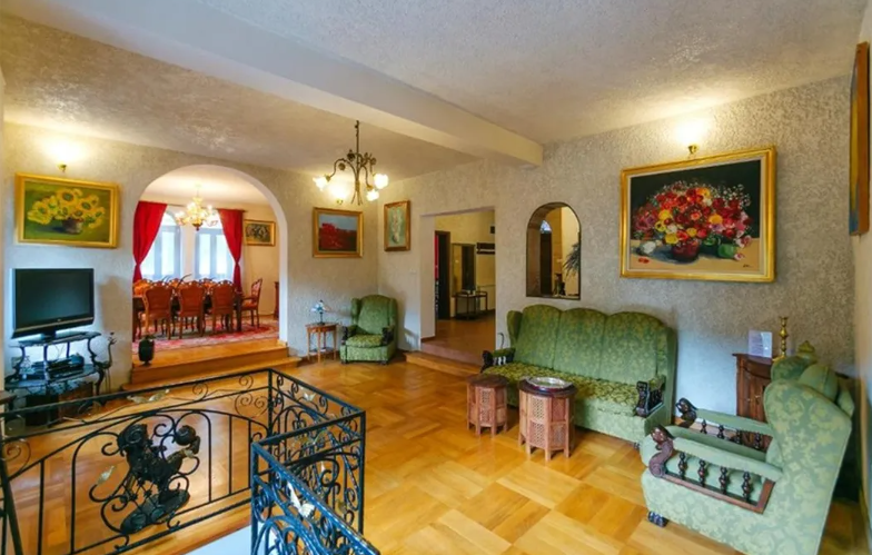 Câți bani cere Cornel Dinu pentru o vilă la Sinaia cu 6 camere și 7 băi