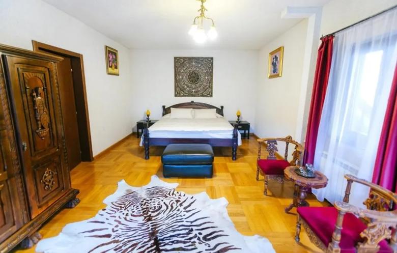 Câți bani cere Cornel Dinu pentru o vilă la Sinaia cu 6 camere și 7 băi