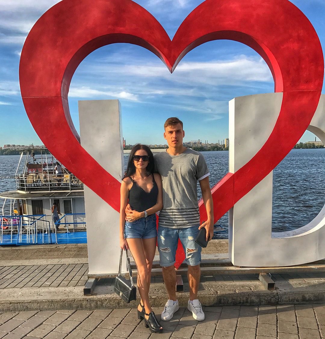 Soţia milionarului celebru care s-a căsătorit în trening e acuzată de blasfemie: „Sfântul e la locul lui”