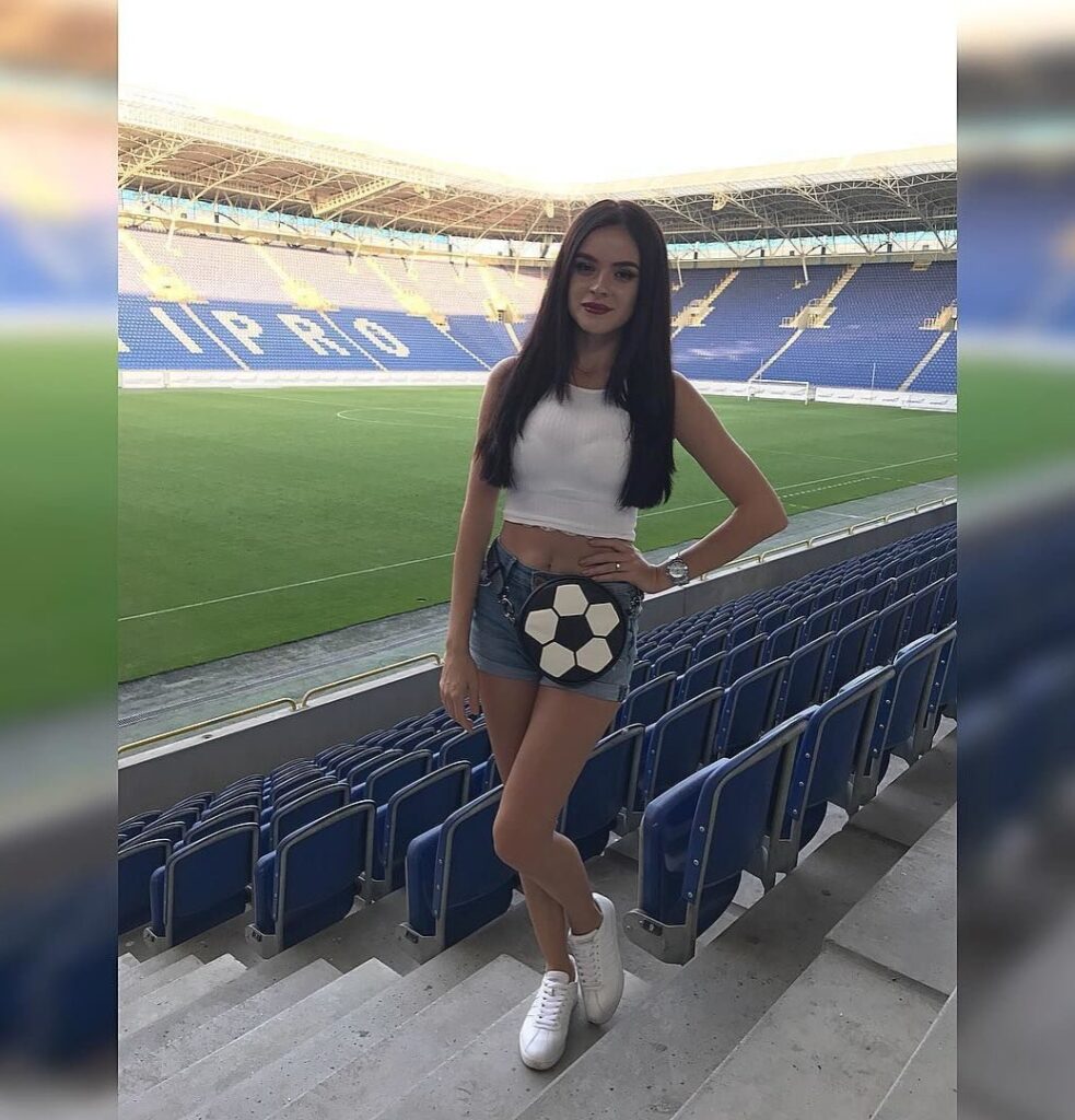 Soţia milionarului celebru care s-a căsătorit în trening e acuzată de blasfemie: „Sfântul e la locul lui”