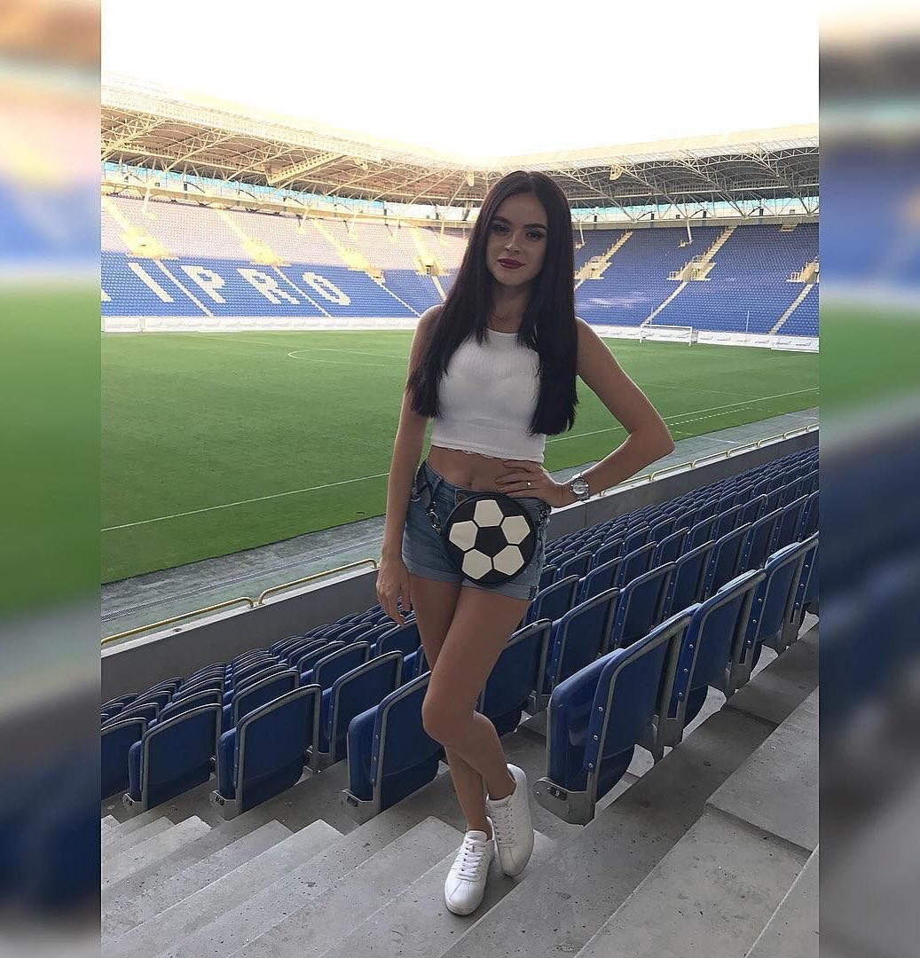 Soţia milionarului celebru care s-a căsătorit în trening e acuzată de blasfemie: „Sfântul e la locul lui”
